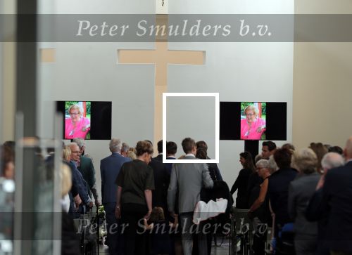 Den Bosch 123 juni 2018
Afscheidsdienst / begrafenis moeder Albert Verlinde . Onno Hoes draagt mede de kist.