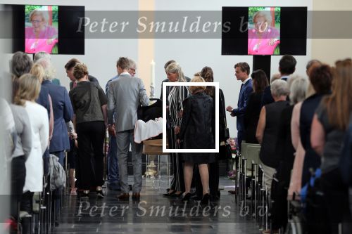 Den Bosch 123 juni 2018
Afscheidsdienst / begrafenis moeder Albert Verlinde . Onno Hoes draagt mede de kist.
