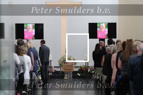 Den Bosch 123 juni 2018
Afscheidsdienst / begrafenis moeder Albert Verlinde . Onno Hoes draagt mede de kist.