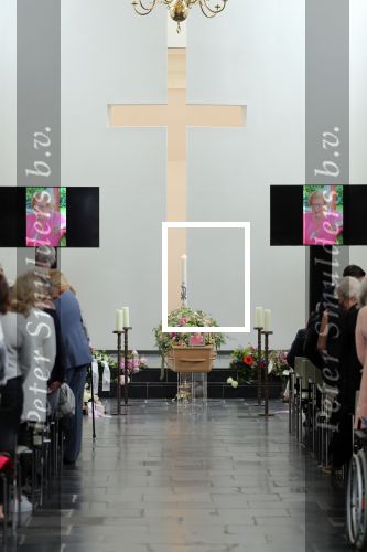 Den Bosch 123 juni 2018
Afscheidsdienst / begrafenis moeder Albert Verlinde . Onno Hoes draagt mede de kist.