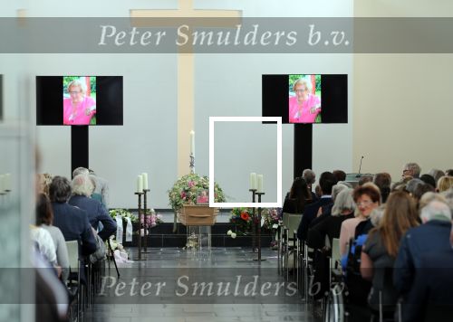 Den Bosch 123 juni 2018
Afscheidsdienst / begrafenis moeder Albert Verlinde . Onno Hoes draagt mede de kist.