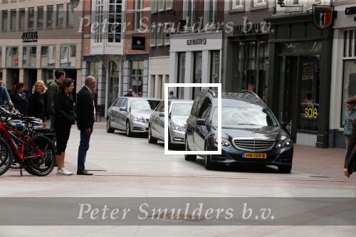 Den Bosch 123 juni 2018
Afscheidsdienst / begrafenis moeder Albert Verlinde . Onno Hoes draagt mede de kist.