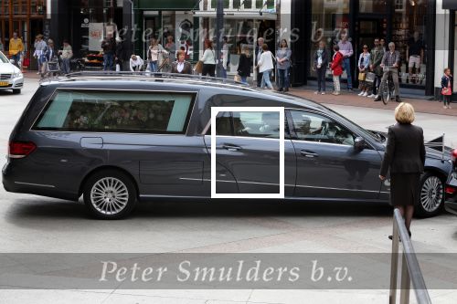 Den Bosch 123 juni 2018
Afscheidsdienst / begrafenis moeder Albert Verlinde . Onno Hoes draagt mede de kist.