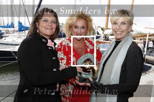 Muiden 18 juni 2018
UITREIKING COSMOQUEEN AWARD 2018 AAN KARIN BLOEMEN EN MARJOLEIN DE JONG door Anita Witzier.