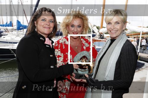 Muiden 18 juni 2018
UITREIKING COSMOQUEEN AWARD 2018 AAN KARIN BLOEMEN EN MARJOLEIN DE JONG door Anita Witzier.