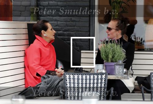Amsterdam 21 juni 2018
Ans Markus met dochter Siegfried op terras