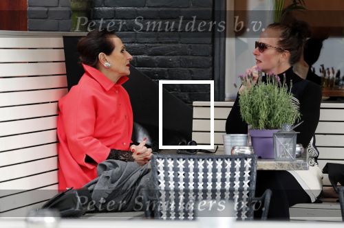 Amsterdam 21 juni 2018
Ans Markus met dochter Siegfried op terras