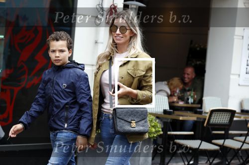 Amsterdam 18 juni 2018
Christie Bokma met zoontje op de pc hooftstraat.