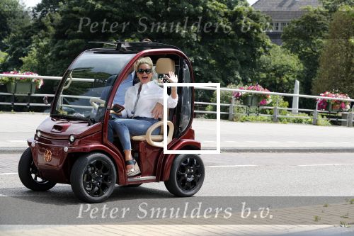 Amsterdam 17 juni 2018
Connie Witteman met verloofde Eugene v Dun in een nieuw Biro karretje