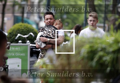 Amsterdam 16 juni 2018
Djarno Hofland met dochtertje op de cornelis schuytstraat