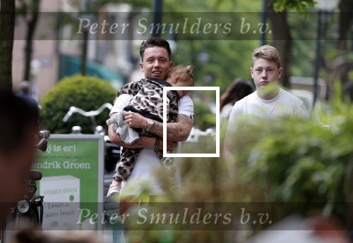 Amsterdam 16 juni 2018
Djarno Hofland met dochtertje op de cornelis schuytstraat