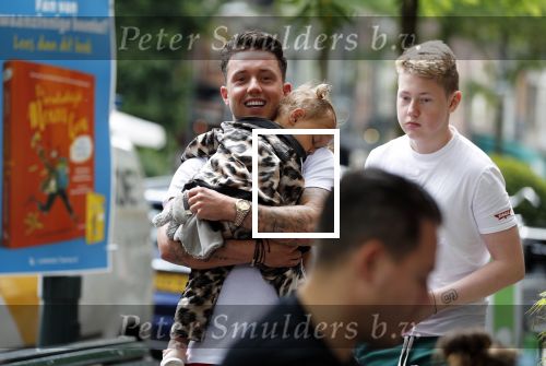 Amsterdam 16 juni 2018
Djarno Hofland met dochtertje op de cornelis schuytstraat