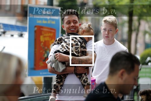 Amsterdam 16 juni 2018
Djarno Hofland met dochtertje op de cornelis schuytstraat