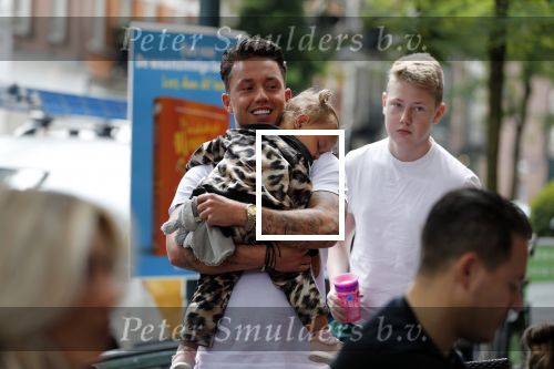 Amsterdam 16 juni 2018
Djarno Hofland met dochtertje op de cornelis schuytstraat