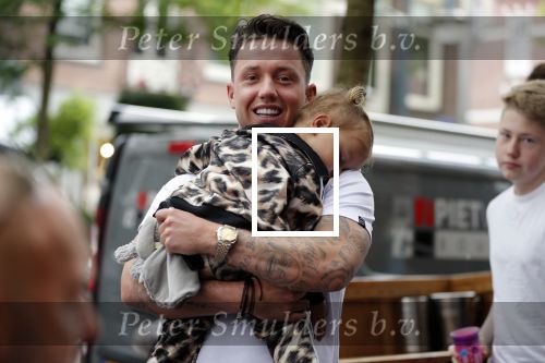 Amsterdam 16 juni 2018
Djarno Hofland met dochtertje op de cornelis schuytstraat