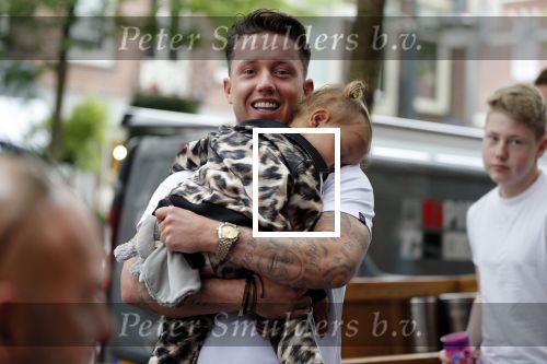 Amsterdam 16 juni 2018
Djarno Hofland met dochtertje op de cornelis schuytstraat