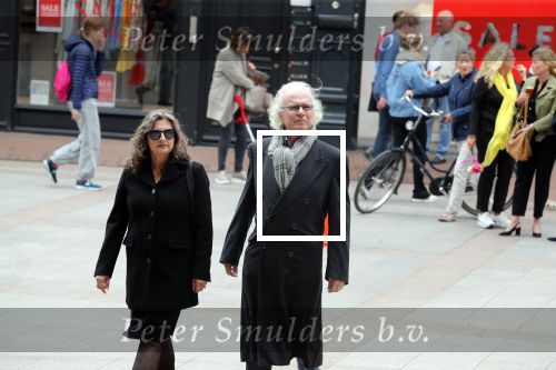 Den Bosch 123 juni 2018
Afscheidsdienst / begrafenis moeder Albert Verlinde . Onno Hoes draagt mede de kist. Eddy Habbema met vrouw