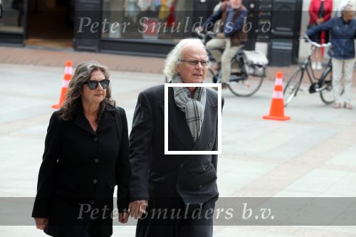 Den Bosch 123 juni 2018
Afscheidsdienst / begrafenis moeder Albert Verlinde . Onno Hoes draagt mede de kist. Eddy Habbema met vrouw