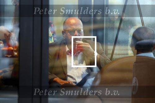 Amersfoort 8 juni 2018
Fred Teeven drinkt kopje koffie met een relatie bij de starbucks.
