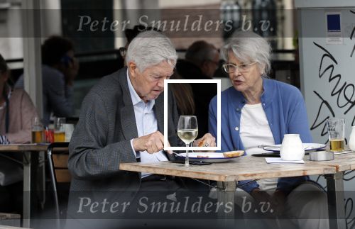 Amsterdam 19 juni 2018
Frits Bolkestein met zijn vrouw Femke Boersma op terras en op de utrechtsestraat.