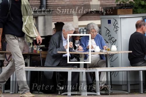 Amsterdam 19 juni 2018
Frits Bolkestein met zijn vrouw Femke Boersma op terras en op de utrechtsestraat.