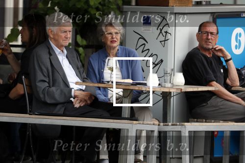 Amsterdam 19 juni 2018
Frits Bolkestein met zijn vrouw Femke Boersma op terras en op de utrechtsestraat.