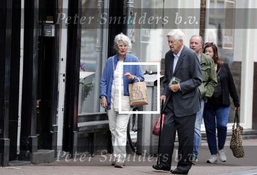 Amsterdam 19 juni 2018
Frits Bolkestein met zijn vrouw Femke Boersma op terras en op de utrechtsestraat.