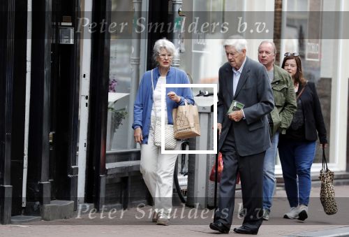 Amsterdam 19 juni 2018
Frits Bolkestein met zijn vrouw Femke Boersma op terras en op de utrechtsestraat.