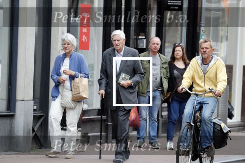 Amsterdam 19 juni 2018
Frits Bolkestein met zijn vrouw Femke Boersma op terras en op de utrechtsestraat.
