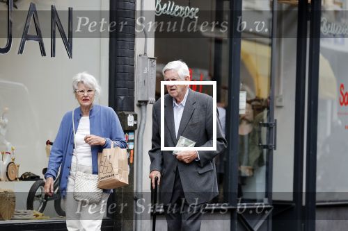 Amsterdam 19 juni 2018
Frits Bolkestein met zijn vrouw Femke Boersma op terras en op de utrechtsestraat.