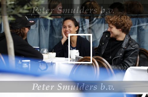 Amsterdam 21 juni 2018
Holly Brood met vriend Soy Kroon op terras en vespa scooter