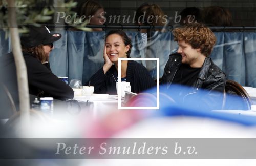 Amsterdam 21 juni 2018
Holly Brood met vriend Soy Kroon op terras en vespa scooter