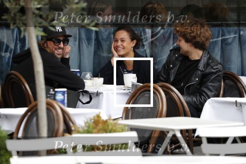 Amsterdam 21 juni 2018
Holly Brood met vriend Soy Kroon op terras en vespa scooter