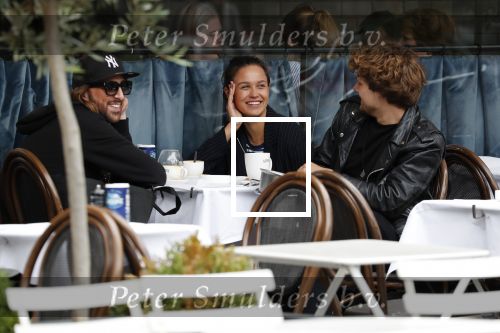 Amsterdam 21 juni 2018
Holly Brood met vriend Soy Kroon op terras en vespa scooter