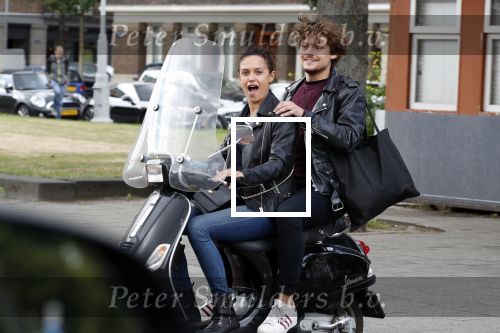 Amsterdam 21 juni 2018
Holly Brood met vriend Soy Kroon op terras en vespa scooter