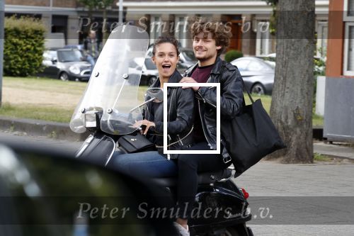 Amsterdam 21 juni 2018
Holly Brood met vriend Soy Kroon op terras en vespa scooter