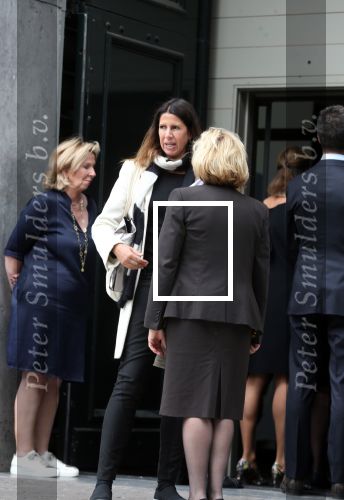 Den Bosch 123 juni 2018
Afscheidsdienst / begrafenis moeder Albert Verlinde . Onno Hoes draagt mede de kist.. Isa Hoes