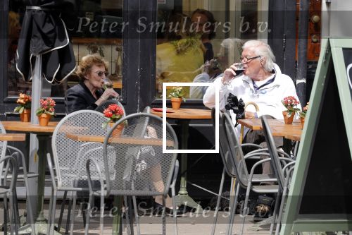 Amsterdam 5 juni 2018
John v d Rest mnet (een) vriendin op terras.