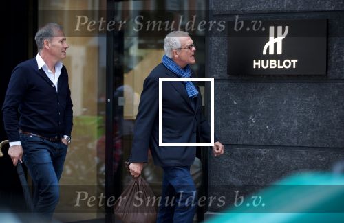 Amsterdam 16 juni 2018
De partner van Joop Braakhekke Wim met een kennis op de pc hooftstraat.