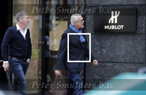 Amsterdam 16 juni 2018
De partner van Joop Braakhekke Wim met een kennis op de pc hooftstraat.