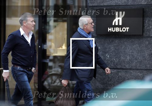 Amsterdam 16 juni 2018
De partner van Joop Braakhekke Wim met een kennis op de pc hooftstraat.