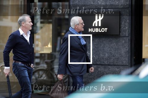 Amsterdam 16 juni 2018
De partner van Joop Braakhekke Wim met een kennis op de pc hooftstraat.