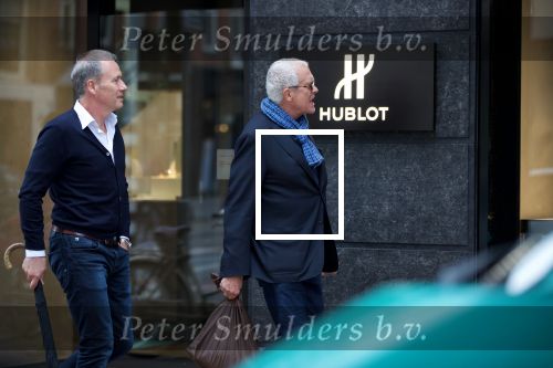 Amsterdam 16 juni 2018
De partner van Joop Braakhekke Wim met een kennis op de pc hooftstraat.
