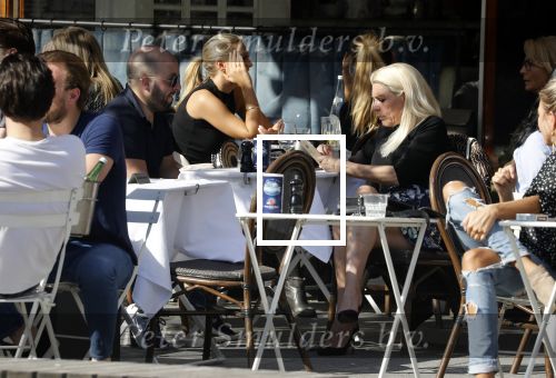 Amsterdam 18 april 2018
Judith osborn met (een) vriend op etrras bij George.
