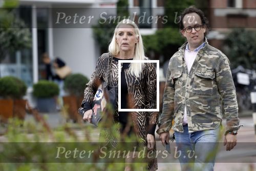 Amsterdam 23 april 2018
Judith Osborn met (een) vriend op straat en op terras bij George in Amsterdam zuid.