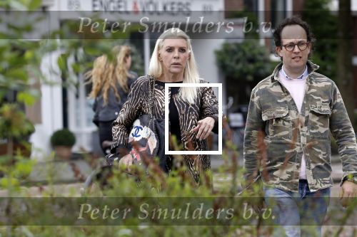 Amsterdam 23 april 2018
Judith Osborn met (een) vriend op straat en op terras bij George in Amsterdam zuid.