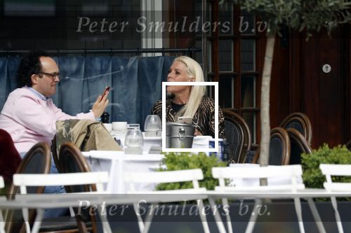 Amsterdam 23 april 2018
Judith Osborn met (een) vriend op straat en op terras bij George in Amsterdam zuid.