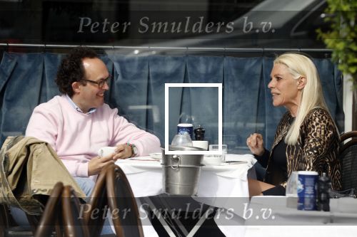 Amsterdam 23 april 2018
Judith Osborn met (een) vriend op straat en op terras bij George in Amsterdam zuid.