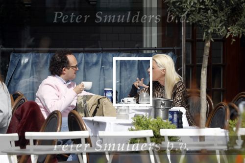 Amsterdam 23 april 2018
Judith Osborn met (een) vriend op straat en op terras bij George in Amsterdam zuid.