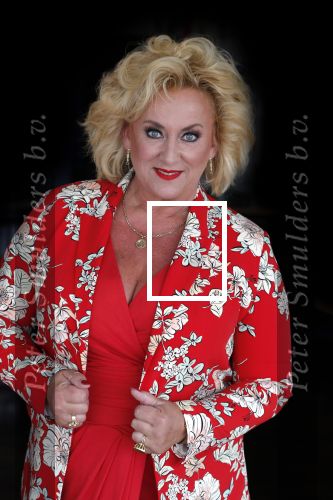 Muiden 18 juni 2018
UITREIKING COSMOQUEEN AWARD 2018 AAN KARIN BLOEMEN EN MARJOLEIN DE JONG door Anita Witzier.